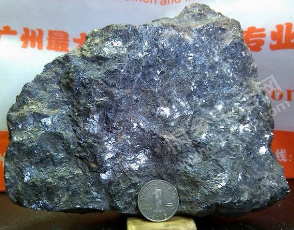 探索銀白色金屬礦石 常見(jiàn)種類與鑒別指南